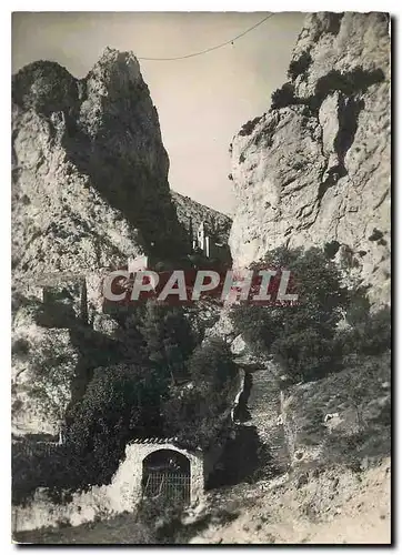 Cartes postales moderne Sur la Route des Gorges du Verdon Moustiers Sainte Marie BA Au creux de la Breche ND du Beauvoir