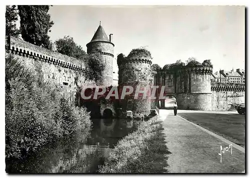 Cartes postales moderne Chateau de Fougeres La Porte Notre Dame et les Douves reconstituees