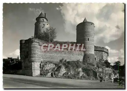 Cartes postales moderne Chateau de Fougeres La Poterne A droite la Tour Melusine