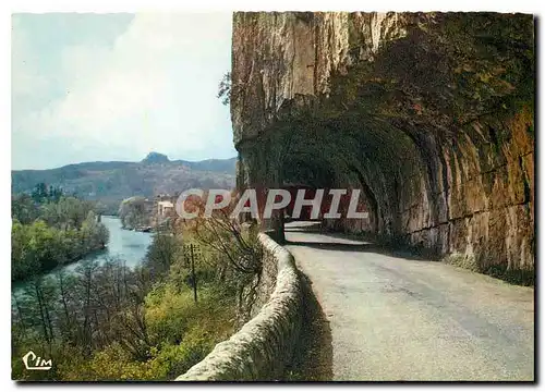 Cartes postales moderne Ruoms Ardeche Les Defiles de Ruoms La Route de Ruoms L'Ardeche et au fond le Rocher de Sampzon