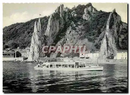 Cartes postales moderne Dinant Rocher Bayard et bateau