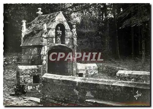 Cartes postales moderne Bretagne Daoulas La fontaine sacree en granit que l'abbe Olivier du Chastel da l'Abbaye