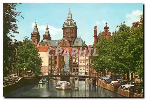 Cartes postales moderne Amsterdam Holland La pittoresque Oudezijds Kolk refletant la silhouette de l'eglise du St Nicola