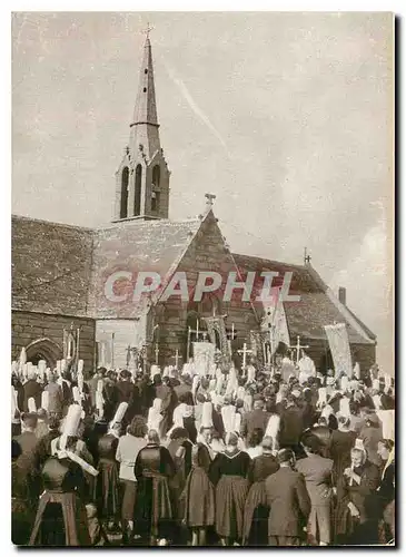 Cartes postales moderne Entre Penmarc'h et la Pointe du Raz s'eleve dans le creux de la cote une petite chapelle des plu