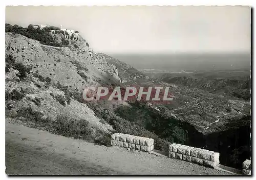 Cartes postales moderne Gourdon Le village sur son rocher Au fond la plaine d'Antibes