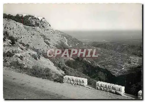 Cartes postales moderne Gourdon Le village sur son rocher Au fond la plaine d'Antibes