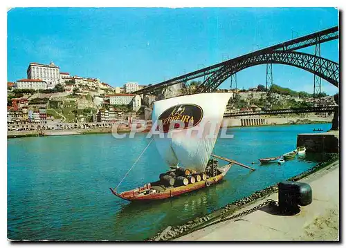 Cartes postales moderne Porto Portugal Le Douro Bateau Rabeio et vue partielle de la ville