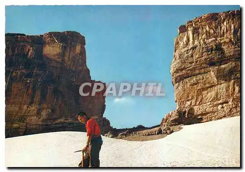 Cartes postales moderne Les Pyrenees Le Cirque de Gavarnie La Breche de Roland