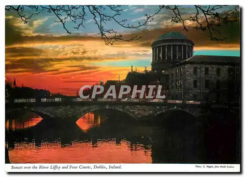 Moderne Karte Sunset over the River Liffey and Four Courts Dublin Ireland :