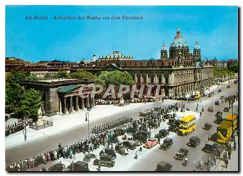 Cartes postales moderne Alt Berlin Aufziehen der Wache vor dem Ehrenmal