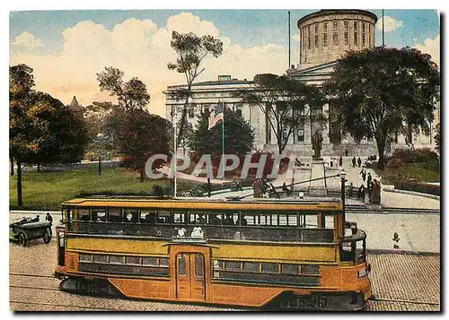 Moderne Karte Columbus Ohio. A double-deck car in front of the state capitol.