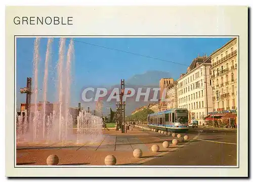 Cartes postales moderne Grenoble Place de la Gare avec le jet d'eau et le tramway