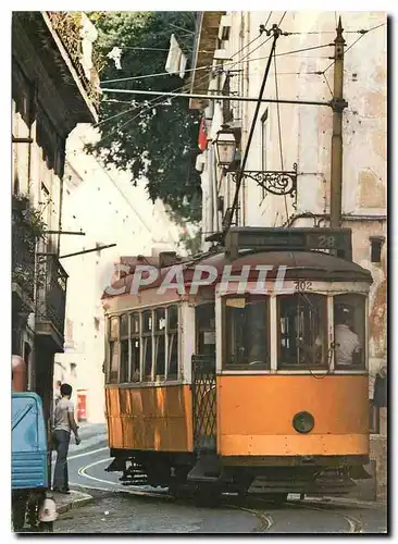 Cartes postales moderne Tramway in an old quarter of Lisbon