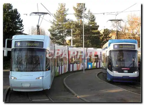 Cartes postales moderne Das universistats tram Cobra Sondertram der VBZ an der Endhaltestelle hirzenbach trifft es auf e