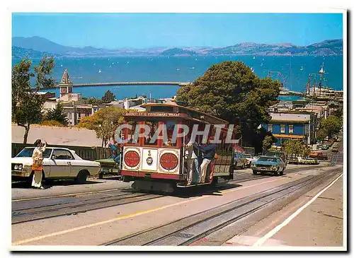 Cartes postales moderne Cable car climbs a steep San Francisco hill as sailboats navigate the bay