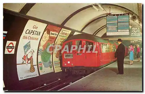 Cartes postales moderne Tube train entering Piccadilly Circus Station London