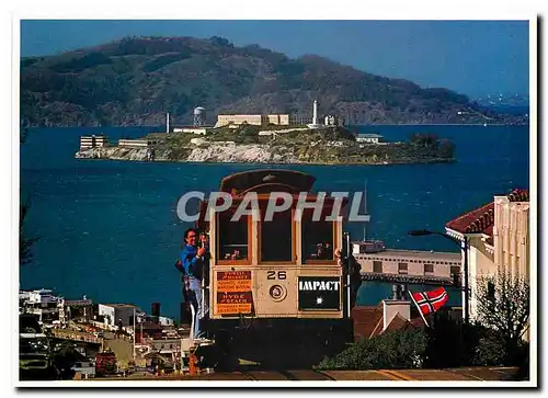 Cartes postales moderne Fun Fun Fun on a San Francisco Cable car with the famous Alcatraz prison island in the backgroun