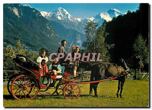 Cartes postales moderne Interlaken Pferdukutsche mit Monch und Jungfrau