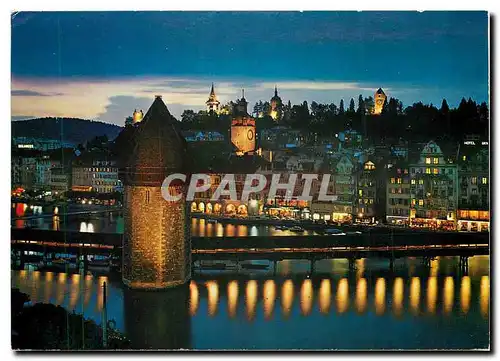 Cartes postales moderne Luzern Pont de la Chapelle et vieille cite la nuit