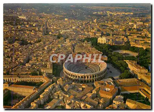 Cartes postales moderne Nimes Gard Vue generale de la ville par avion au centre les arenes