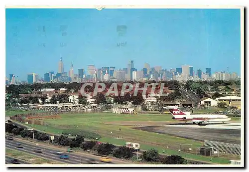 Moderne Karte Close in La Guardia Airport The Grand Central Parkway is in the foreground Manhattans Skyline is