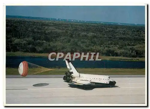 Cartes postales moderne A high angle view of the Space Shuttles Columbia was recorded from the Shuttle Training Aircraft