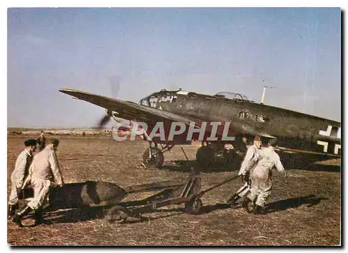 Cartes postales moderne An SC 500 bomb is manhandled into position beside a Heinkel He 111H 6 of KG55 on the Eastern Fro