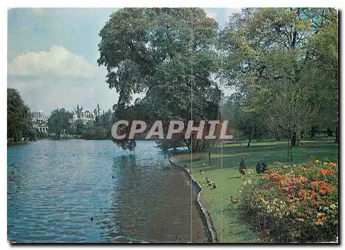 Cartes postales moderne London St James Park is situated on the south side of the Mall and is here seen with the buildin