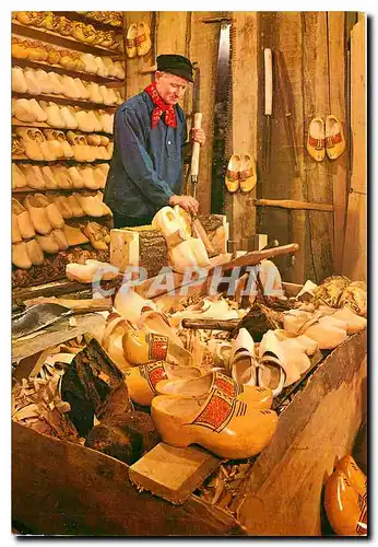 Cartes postales moderne Holland Sabotier dans son atelier