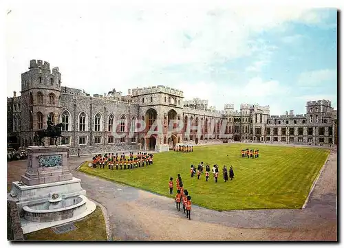 Cartes postales moderne Windsor Castle Berkshire The Band and Castle Guards in the Quadrangle at Windsor Castle