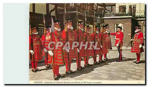 Cartes postales moderne London Inspection of Yeoman Wardens and Gaoler at HM Tower of London