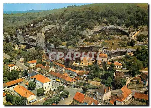 Cartes postales moderne Les Eyzie de Tayac Dordogne Vue generale Au fond les grottes