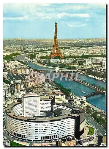 Cartes postales moderne En survolant Paris La Maison de la Radio La Seine et la Tour Eiffel