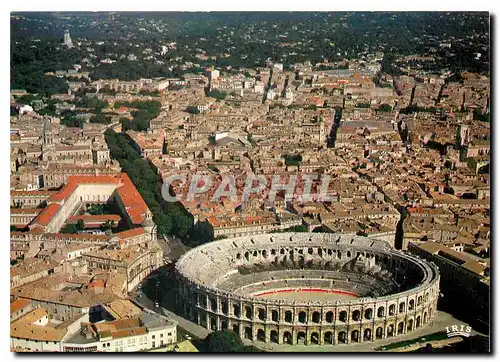 Cartes postales moderne Nimes Vue aerienne des Arenes (1er s. av. J.C.) Dans le fond la Tour Magne