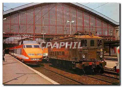 Cartes postales moderne La BB-306 derniere locomotive de la serie 301 a 324 est exposee a Lille aux cotes du T.G.V. en m