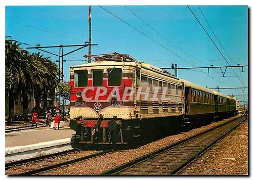 Cartes postales moderne Les E-626 et 622 sont vues en avril 1978 en nouvelle decoration unifiee encadrant une rame du se