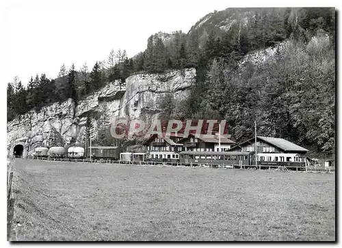 Cartes postales moderne Vier Triebfahrzeuge bemuehen sich um fuenf Wagen. Innertkirchen Hof 26.10.1977