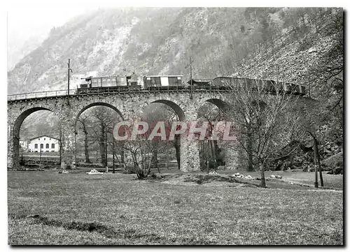 Cartes postales moderne Tram 4 4 182 en tete d'un train marchandises sur le viaduc helicoldal de Brusio