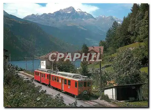 Cartes postales moderne 2 automotrices de la serie 40 a la sortie de Miralago au fond le Lac de Poschiavo