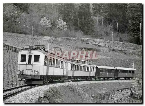 Cartes postales moderne Tram ABFe 4 4 11 et 12 et deux voitures AOMC en dessus d'Aigle