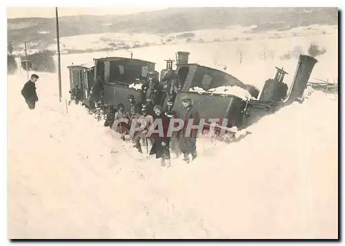 Cartes postales moderne Locomotive du train regulier et locomotive de secours deraillees dans la neige