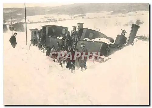 Moderne Karte Locomotive du train regulier et locomotive de secours deraillees dans la neige