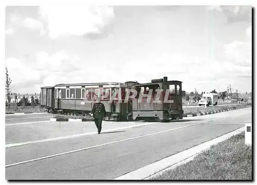 Cartes postales moderne Doesburg un agent de la Cie assure la securite lors de la traversee de l'autoroute