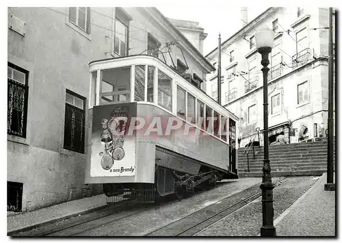 Cartes postales moderne Der Gloria Ascensor in Lissabon lauft auf dem obern Teil auf getrennten Schienen