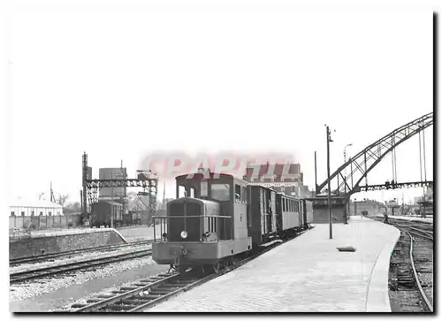 Cartes postales moderne Train voyageurs en gare de Calais Ville