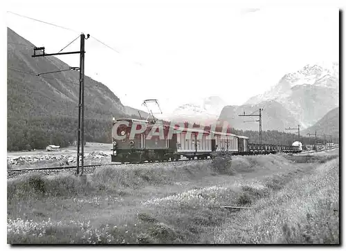 Cartes postales moderne Tram Ge 2 4 221 avec un train marchandisee venant de Punt Muragi