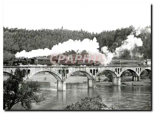 Cartes postales moderne Train pour Aveiro franchissant le Vouga a Sernada