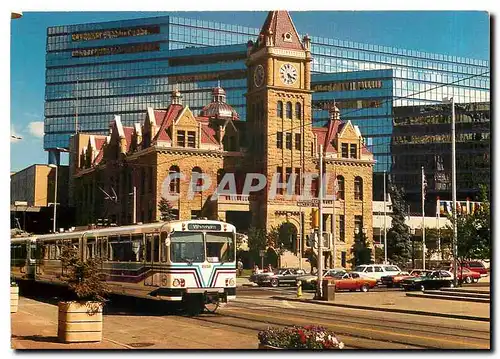 Cartes postales moderne Calgary Alberta Canade The old and the new city halls with Calgary's modern Light Transit System