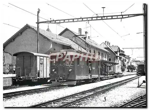 Cartes postales moderne Tram De 4 4 403 et train de trucks devant l'ancien batiment de gare de Saignelegier