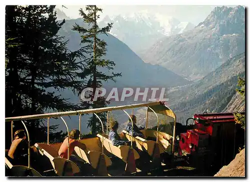 Cartes postales moderne Le petit train conduisant au Barrage d'Emosson et le Mont Blanc